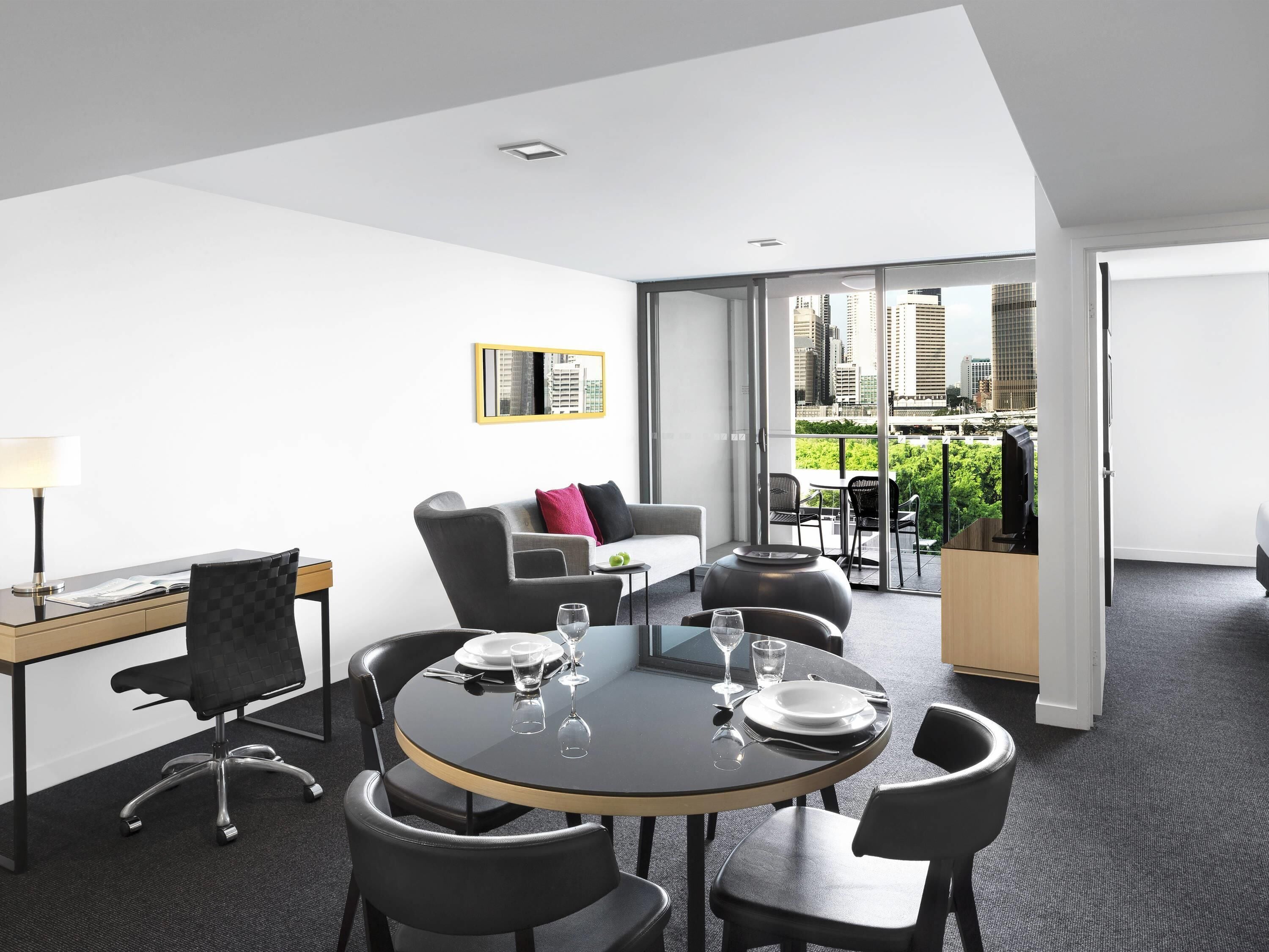 Huone, 1 makuuhuone, kaupunkinäköala | Tallelokero huoneessa, työpöytä, pimennysverhot, silitysrauta/-lauta