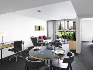Room, 1 Bedroom, City View | In-room safe, desk, blackout drapes, iron/ironing board - Mantra South Bank Brisbane (South Brisbane)