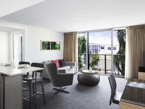 Rom, 1 soverom | Safe på rommet, skrivebord, blendingsgardiner og strykejern/-brett