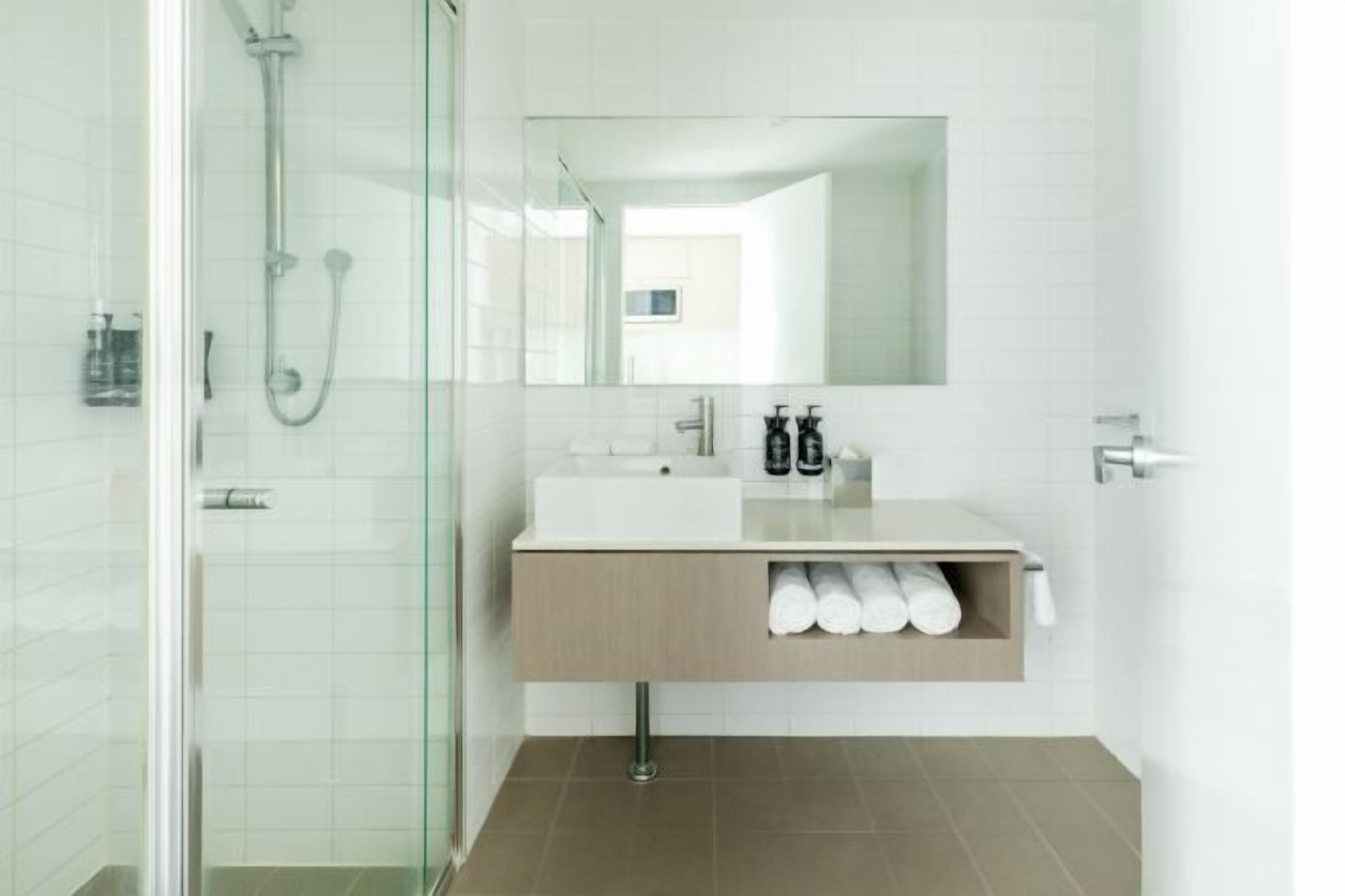 Baño | Ducha, artículos de higiene personal gratuitos y secador de pelo