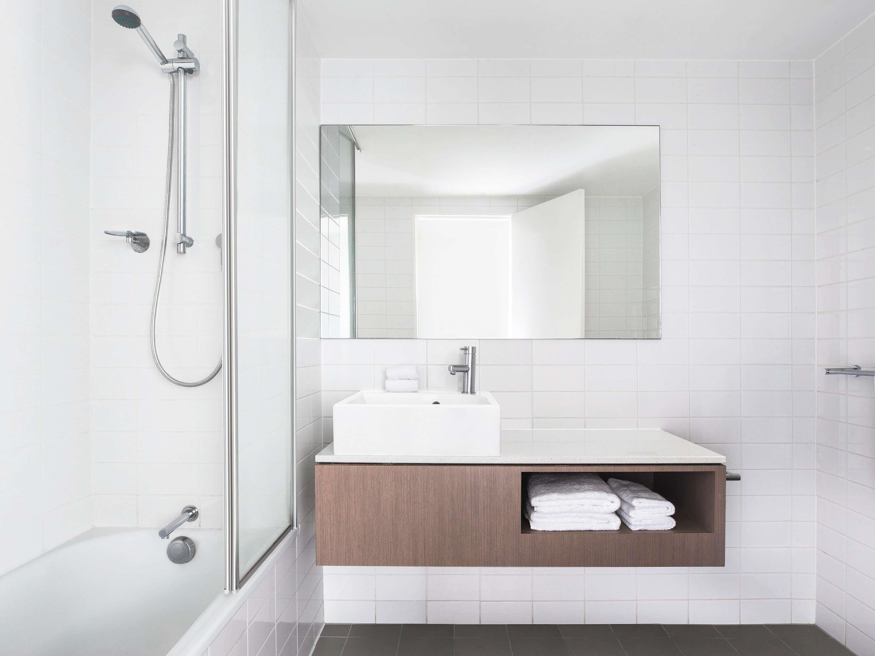 Cofres nos quartos, escrivaninha, cortinas blackout