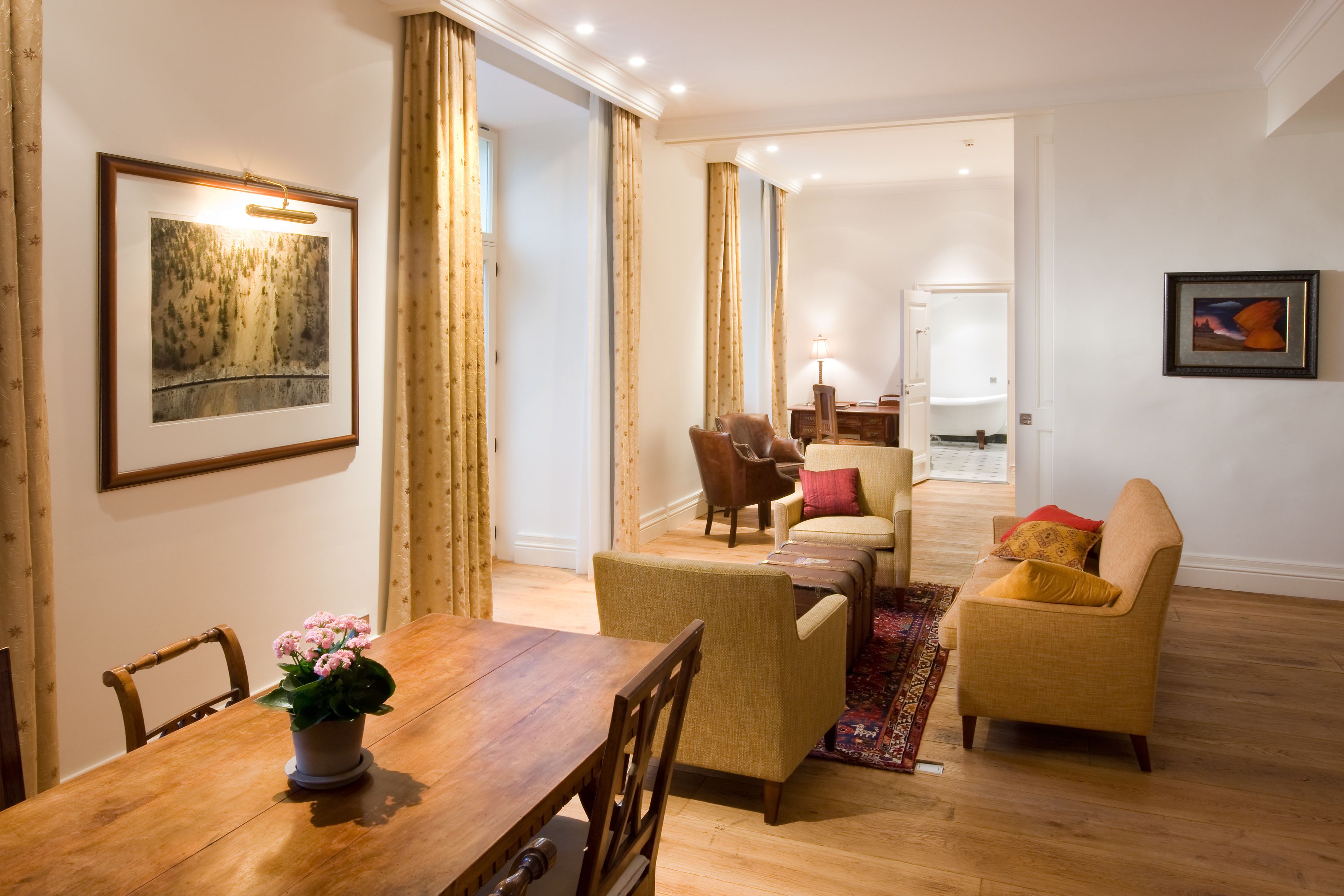 جناح واسع | ملاءات من القطن المصري وأغطية فراش م تميزة وميني بار وخزنة داخل الغرفة