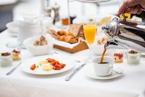 Free daily full breakfast - Padaste Manor (Padaste)