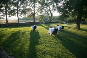 Outdoor dining - Padaste Manor (Padaste)