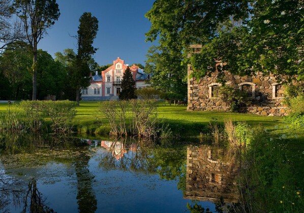 Exterior - Padaste Manor (Padaste)