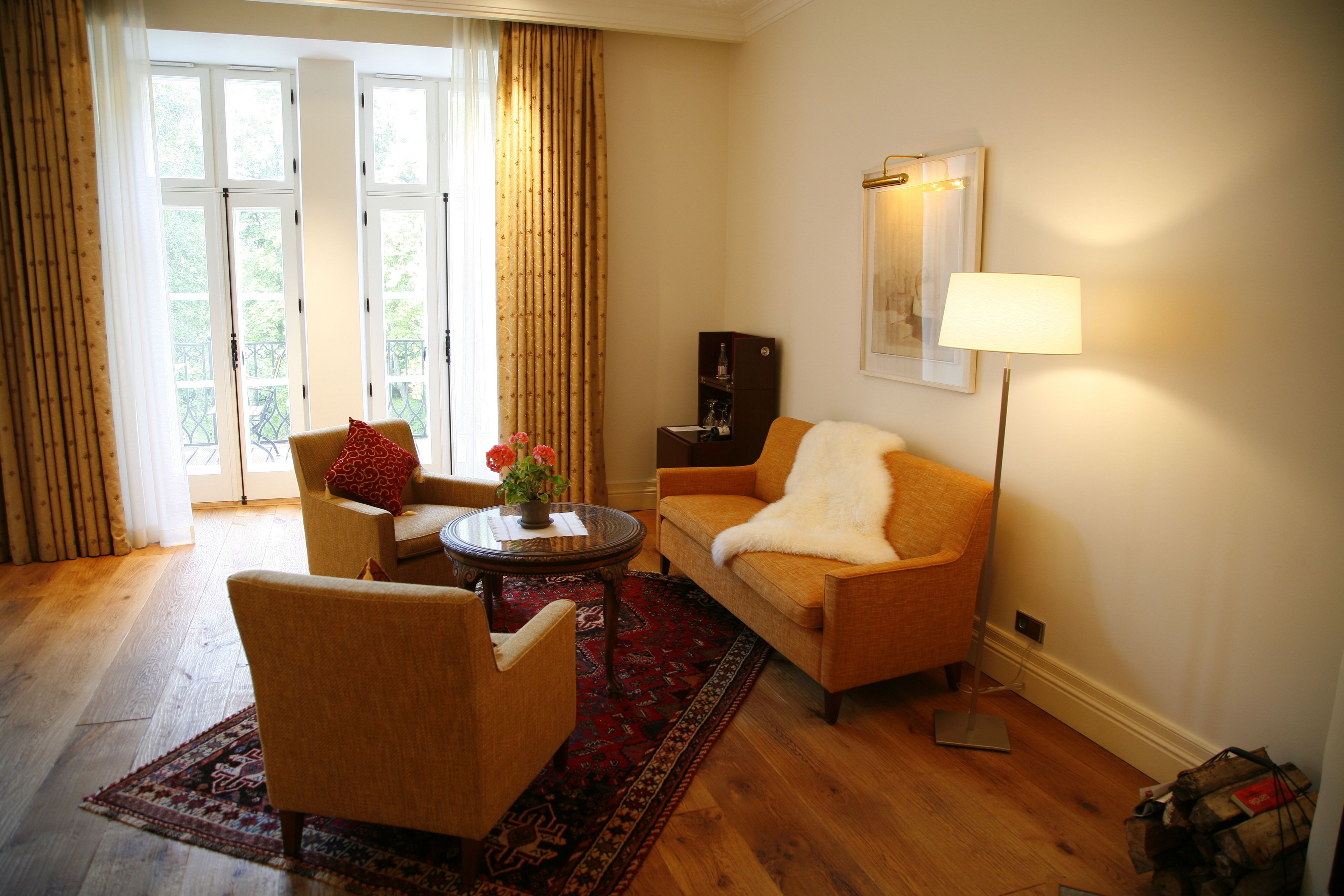 smart tv, ipad, dvd player, ipod dock