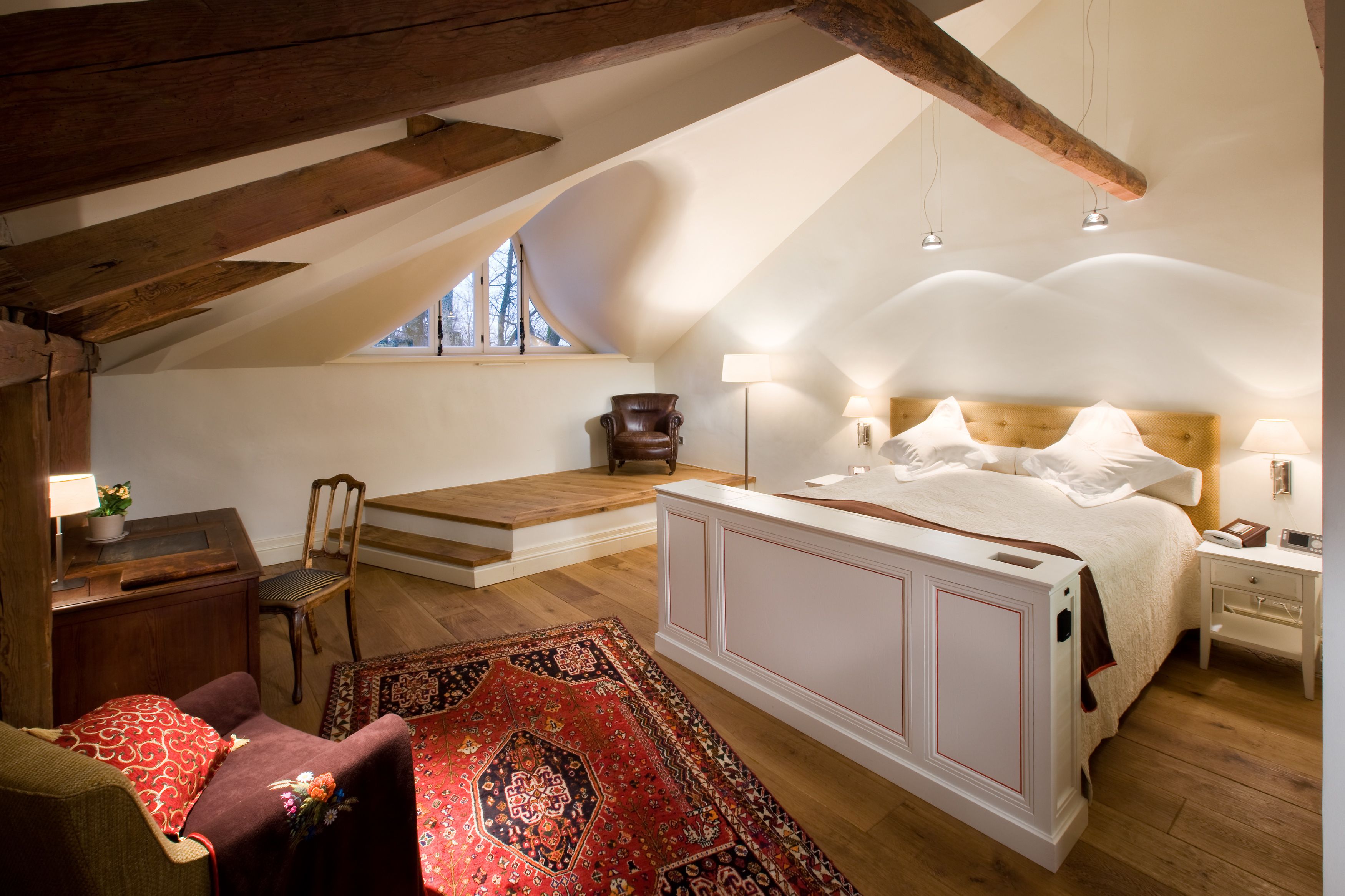 ملاءات من القطن المصري وأغطية فراش متميزة وميني بار وخزنة داخل الغرفة