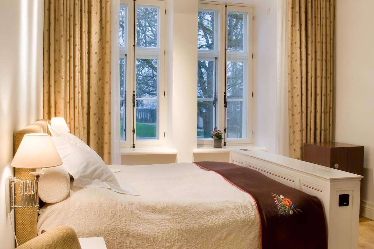 egyptian cotton sheets, premium bedding, minibar, in-room safe