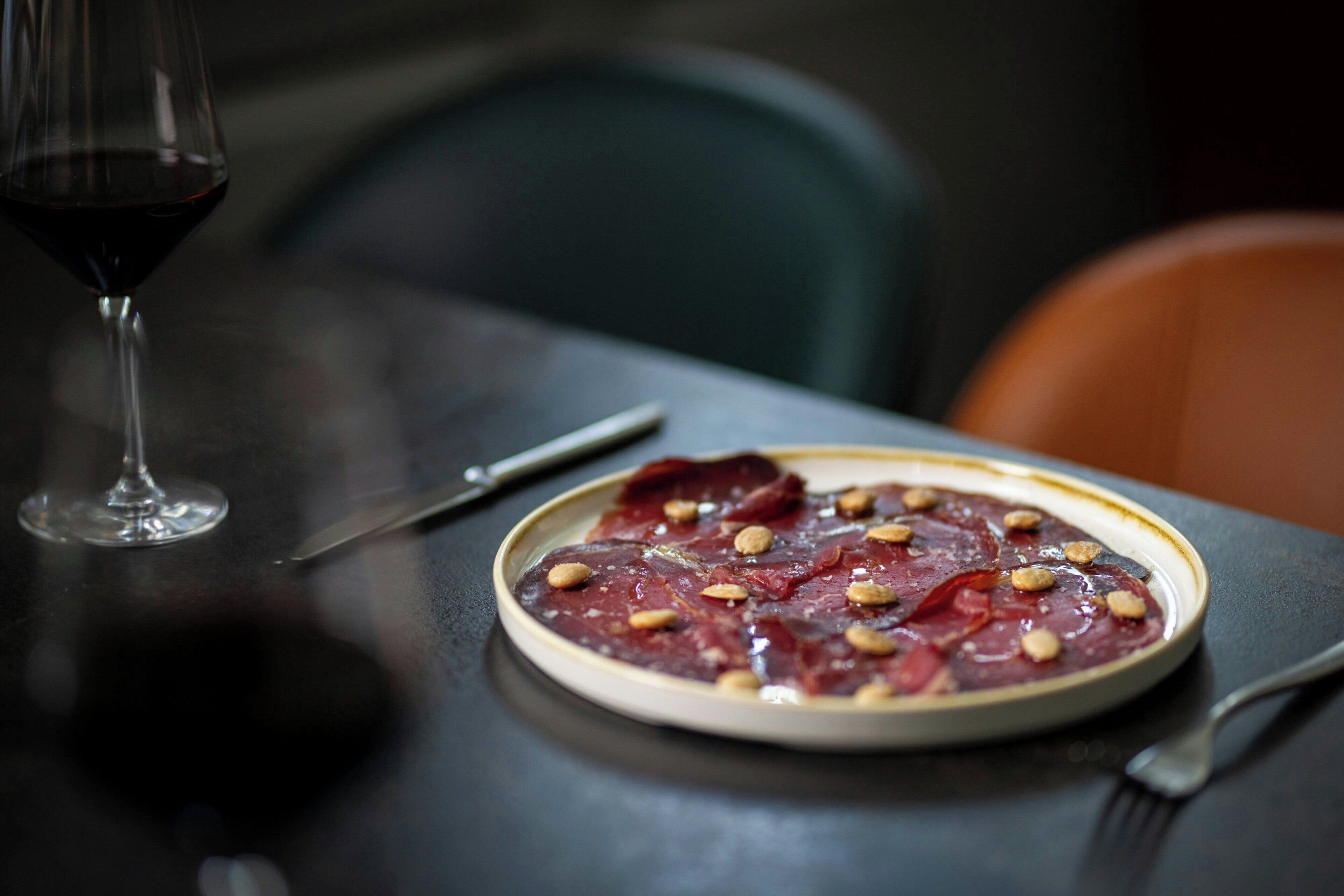 Ein Teller Essen mit Nüssen auf einem Tisch.