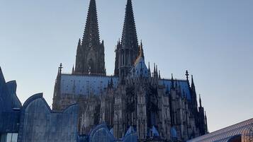 Ein gotische Kathedrale mit zwei Türmen und aufwendiger Steinmetzarbeit.