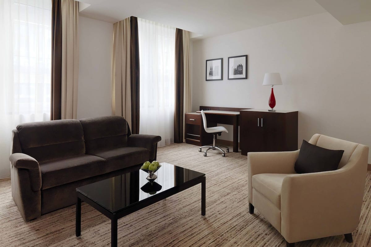 Executive suite, 1 slaapkamer | Woonkamer | Een 32-inch flatscreentelevisie met kabelzenders en een televisie
