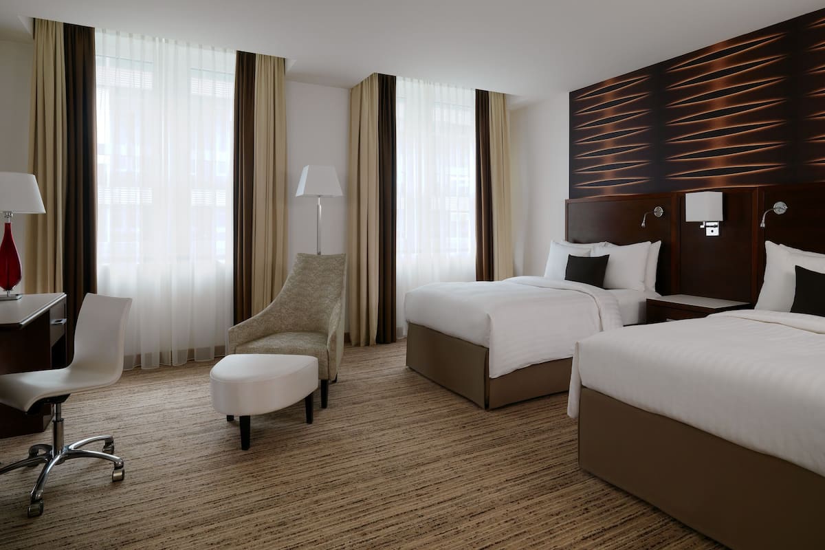 grand room, 2 single beds | 1 bedroom, hypo-allergenic bedding, in-room safe, desk