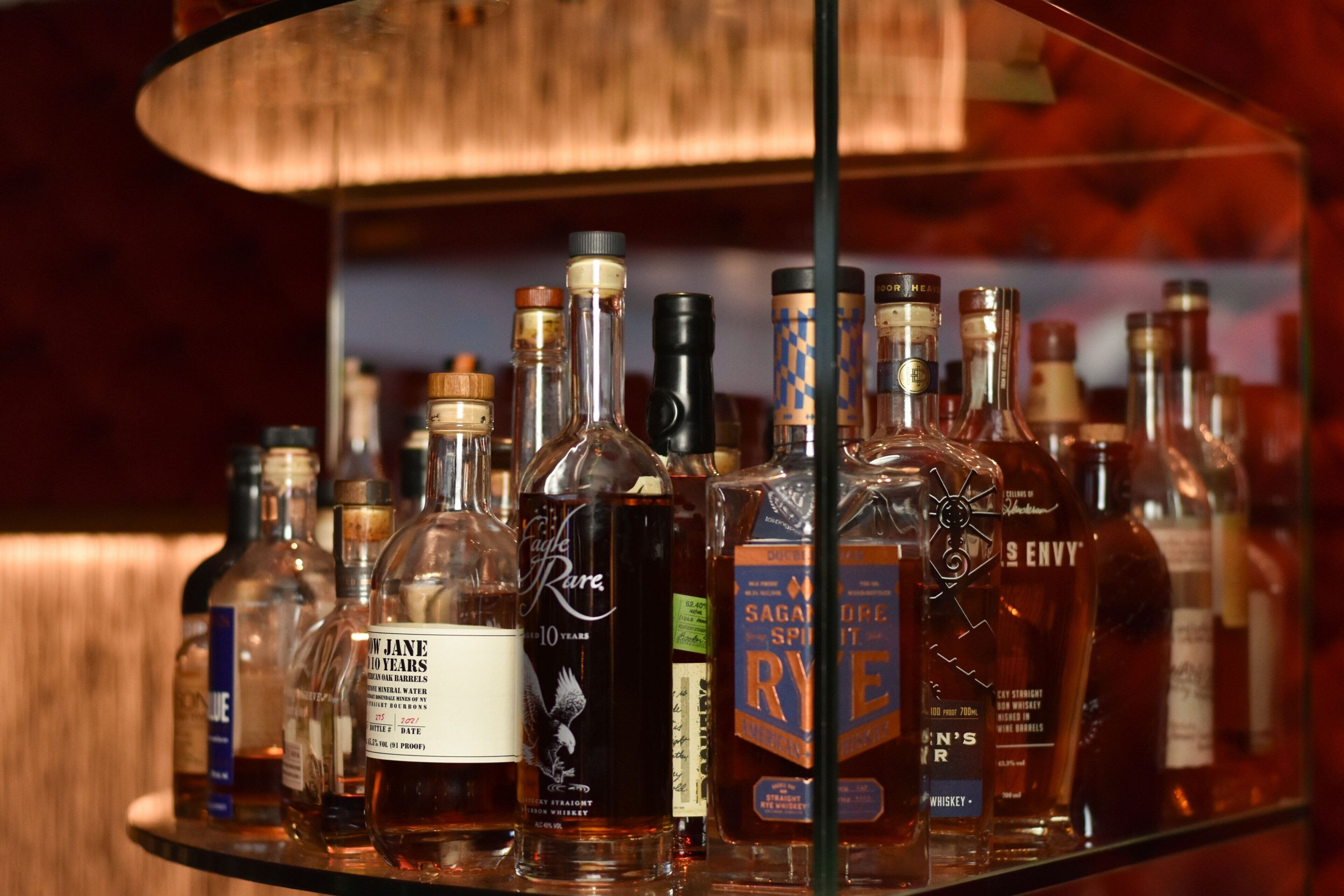 Variedad de botellas de licor exhibidas en un estante.