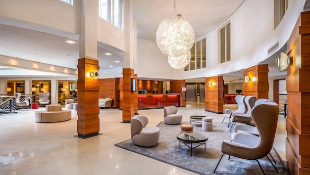 A spacious lobby with modern seating, a reception desk, and large windows allowing natural light. - Cologne Marriott Hotel (Cologne)