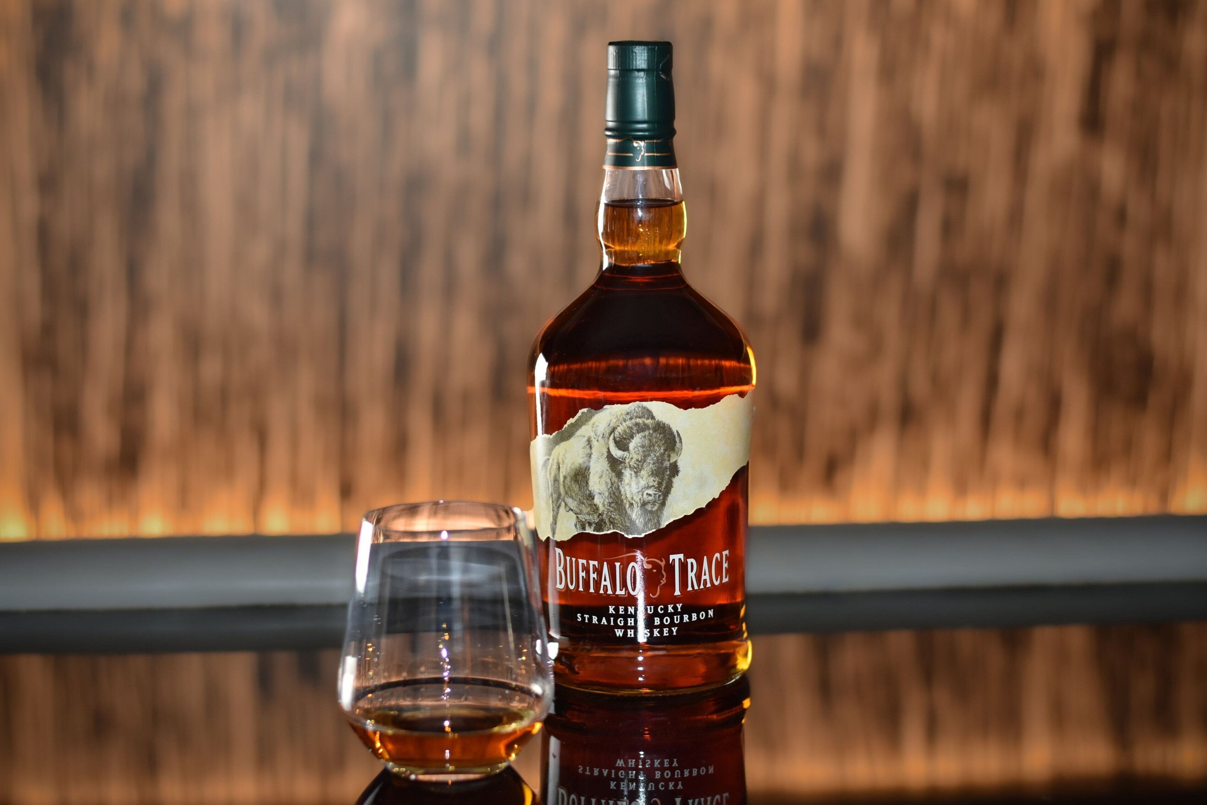 En flaske Buffalo Trace Kentucky Straight Bourbon Whiskey og et tomt glas.