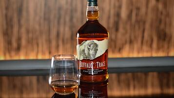 En flaske Buffalo Trace Kentucky Straight Bourbon Whiskey og et tomt glas.