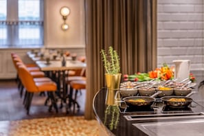 Desayuno buffet (EUR 32 por persona)