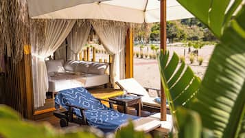 Bãi biển riêng, nhà lều trên biển, ghế dài tắm nắng, dù trên bãi biển