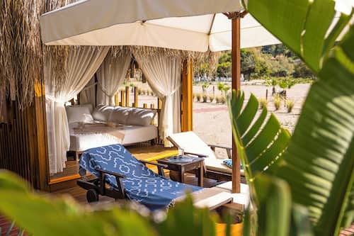 Playa privada, cabañas de playa, tumbonas y sombrillas