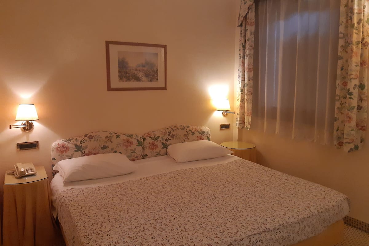Deluxe tweepersoonskamer | 1 slaapkamer, hypoallergeen beddengoed, een minibar
