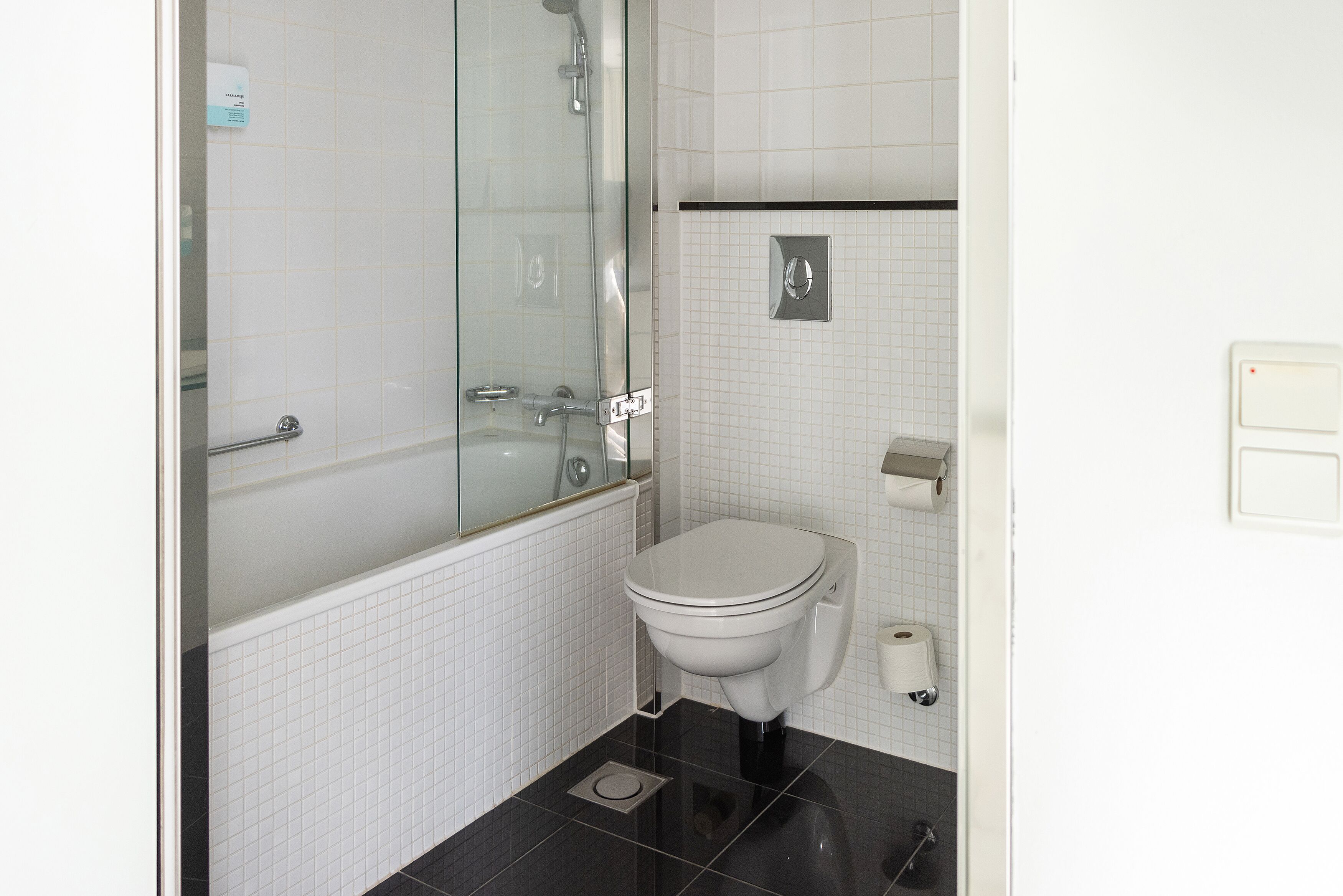 bathtub, free toiletries, hair dryer, towels