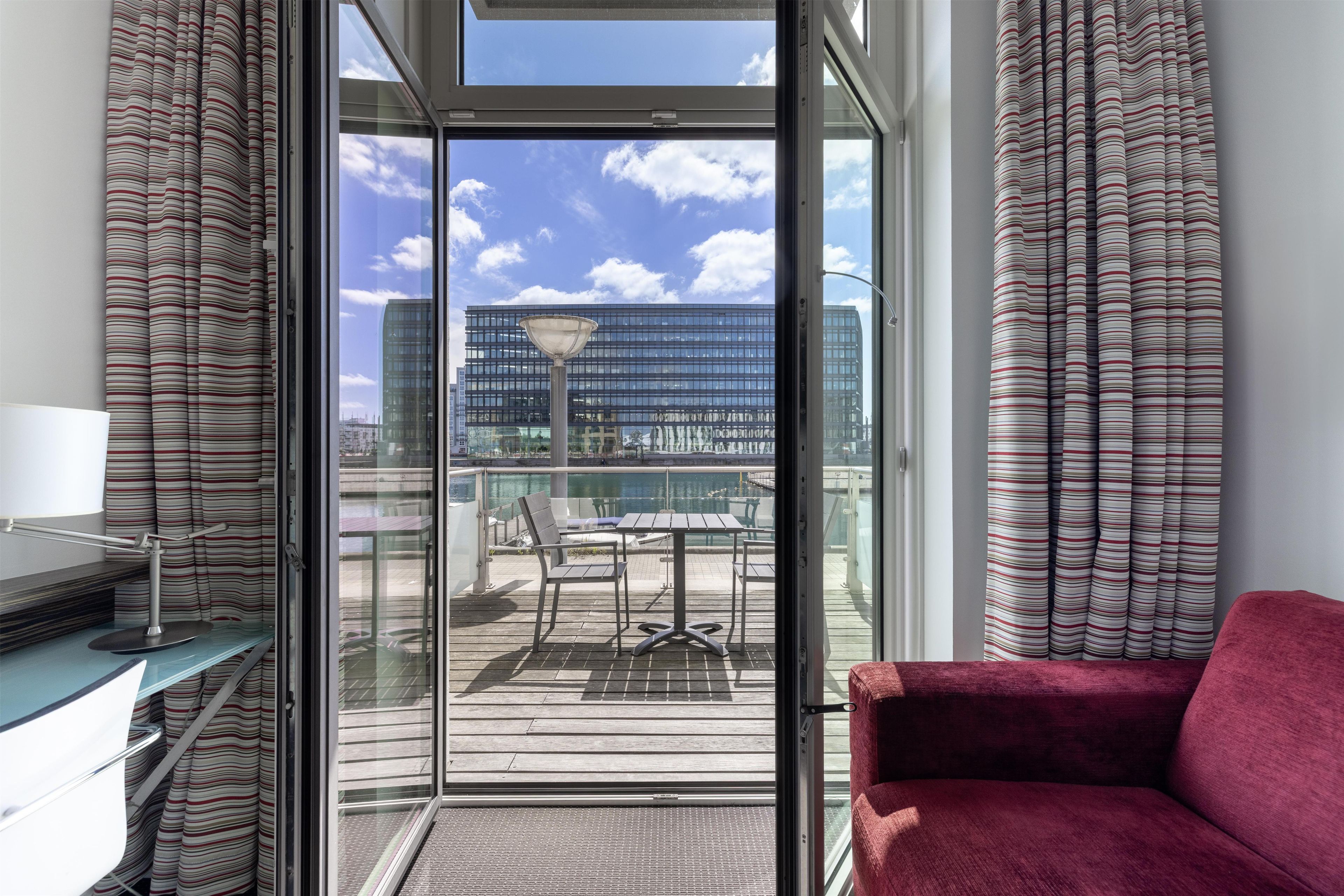 King connecting room w/ private terrace