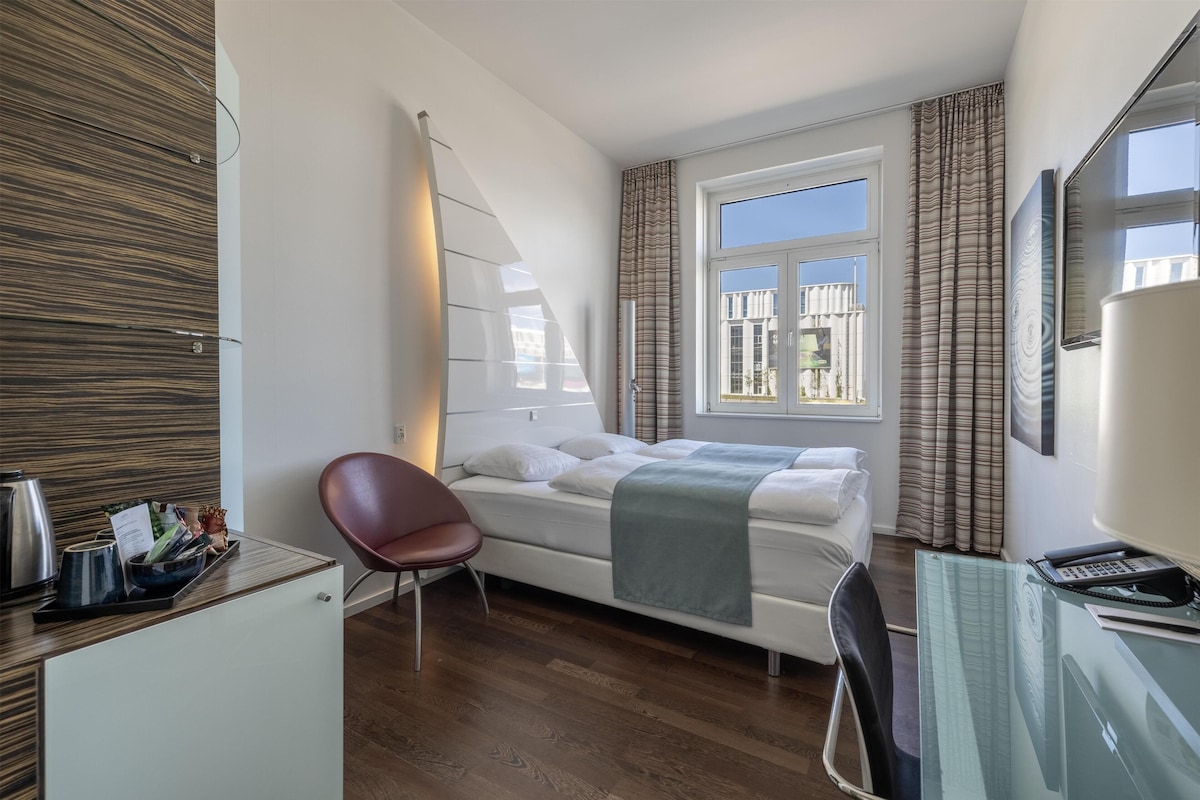 Allergikerbettwaren, Minibar, Zimmersafe, Schreibtisch