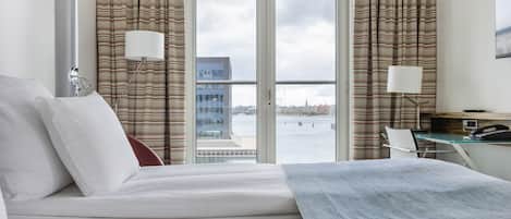 Superior double room with a double bed or twin beds, Harbor view | 2 bedrooms, hypo-allergenic bedding, minibar, in-room safe