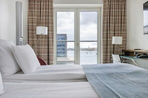 Habitación doble superior, 1 cama doble, vistas al puerto | Ropa de cama hipoalergénica, minibar, caja fuerte y escritorio