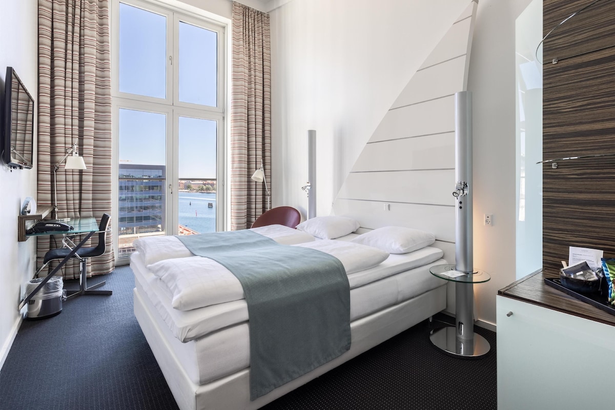 Superior-Doppelzimmer, 1 Doppelbett, Hafenblick | Allergikerbettwaren, Minibar, Zimmersafe, Schreibtisch
