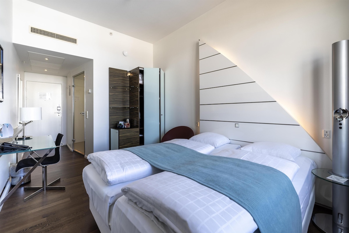 Allergikerbettwaren, Minibar, Zimmersafe, Schreibtisch