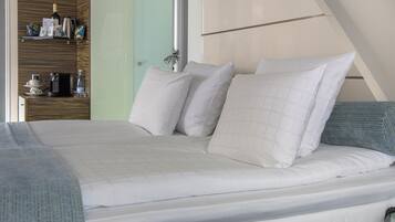 Junior Suite King Room | Allergivenligt sengetøj, minibar, pengeskab på værelset, skrivebord