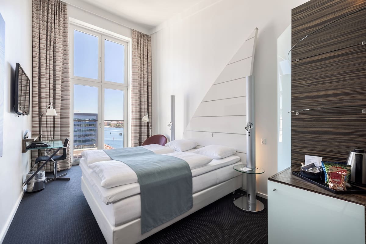 Superior dubbelrum eller tvåbäddsrum - utsikt mot hamnen | 2 sovrum, allergitestade sängkläder och minibar