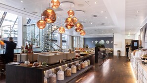 Un interior moderno con una zona de servicio central, vitrinas de cristal y suelo de madera.