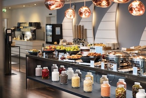 Petit déjeuner buffet servi tous les jours en supplément