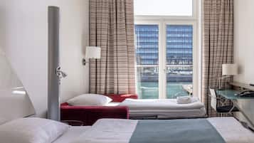 Driepersoonskamer | Uitzicht op strand/zee