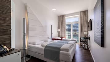 Triple room | Hypo-allergenic bedding available, minibar, in-room safe, desk