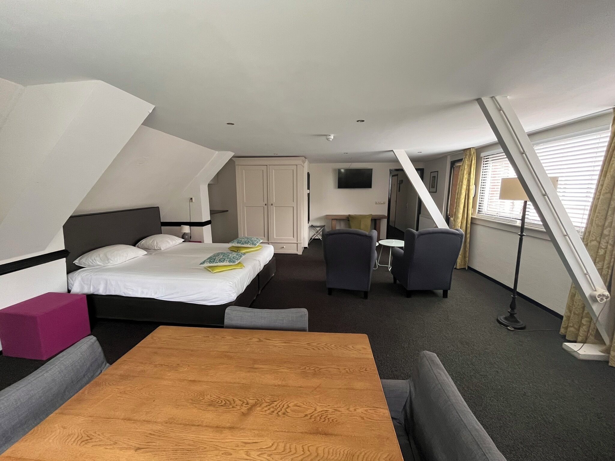 Soundproofing, free WiFi, bed sheets