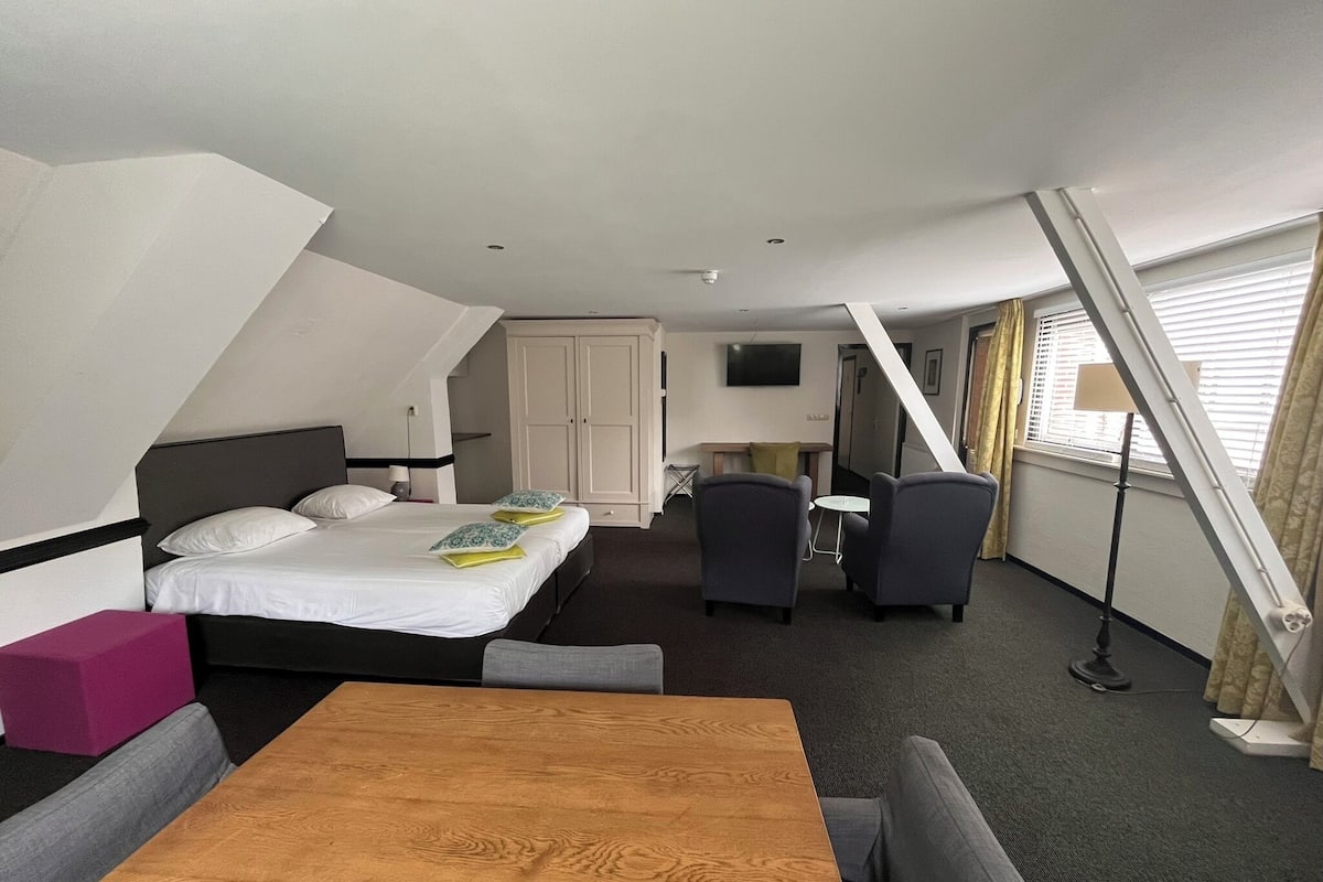 Soundproofing, free WiFi, bed sheets