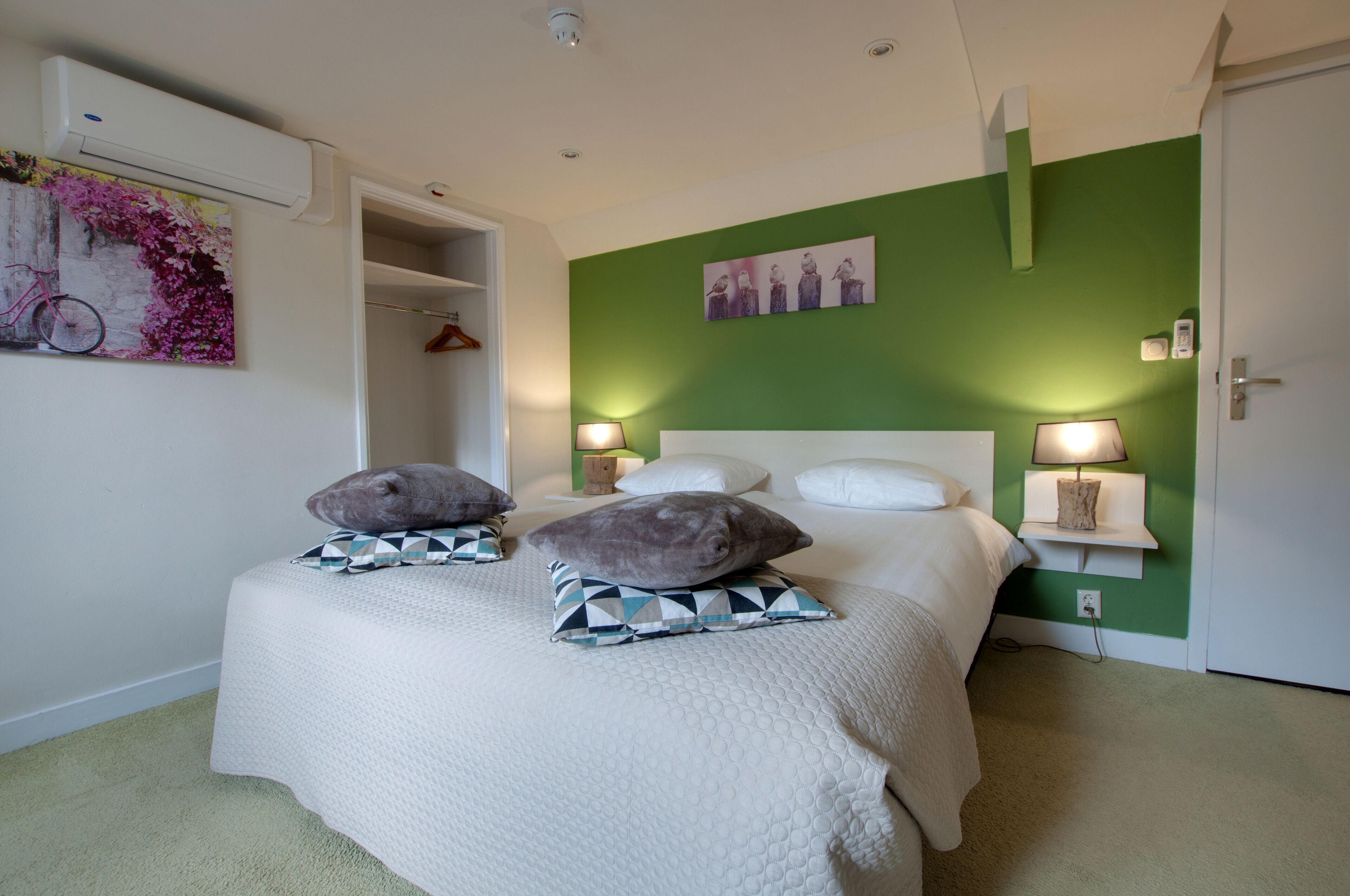 Soundproofing, free WiFi, bed sheets