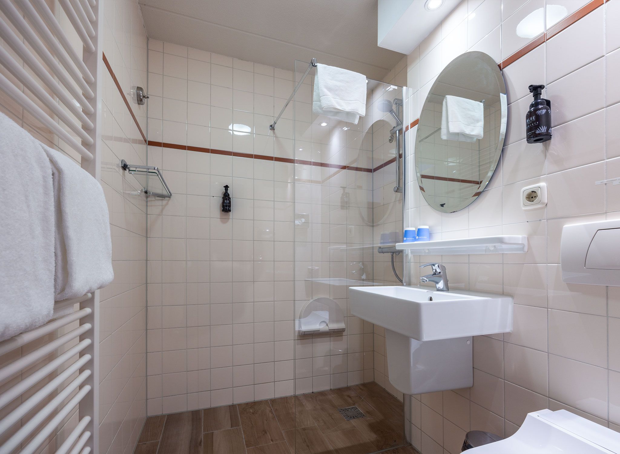 Une salle de bain moderne équipée d’une douche, de toilettes et d’un lavabo.
