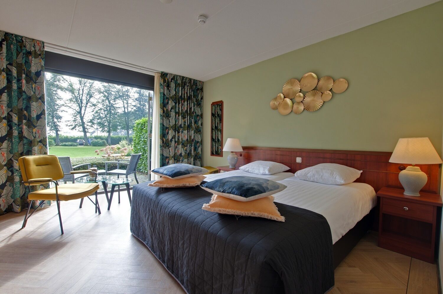 Soundproofing, free WiFi, bed sheets