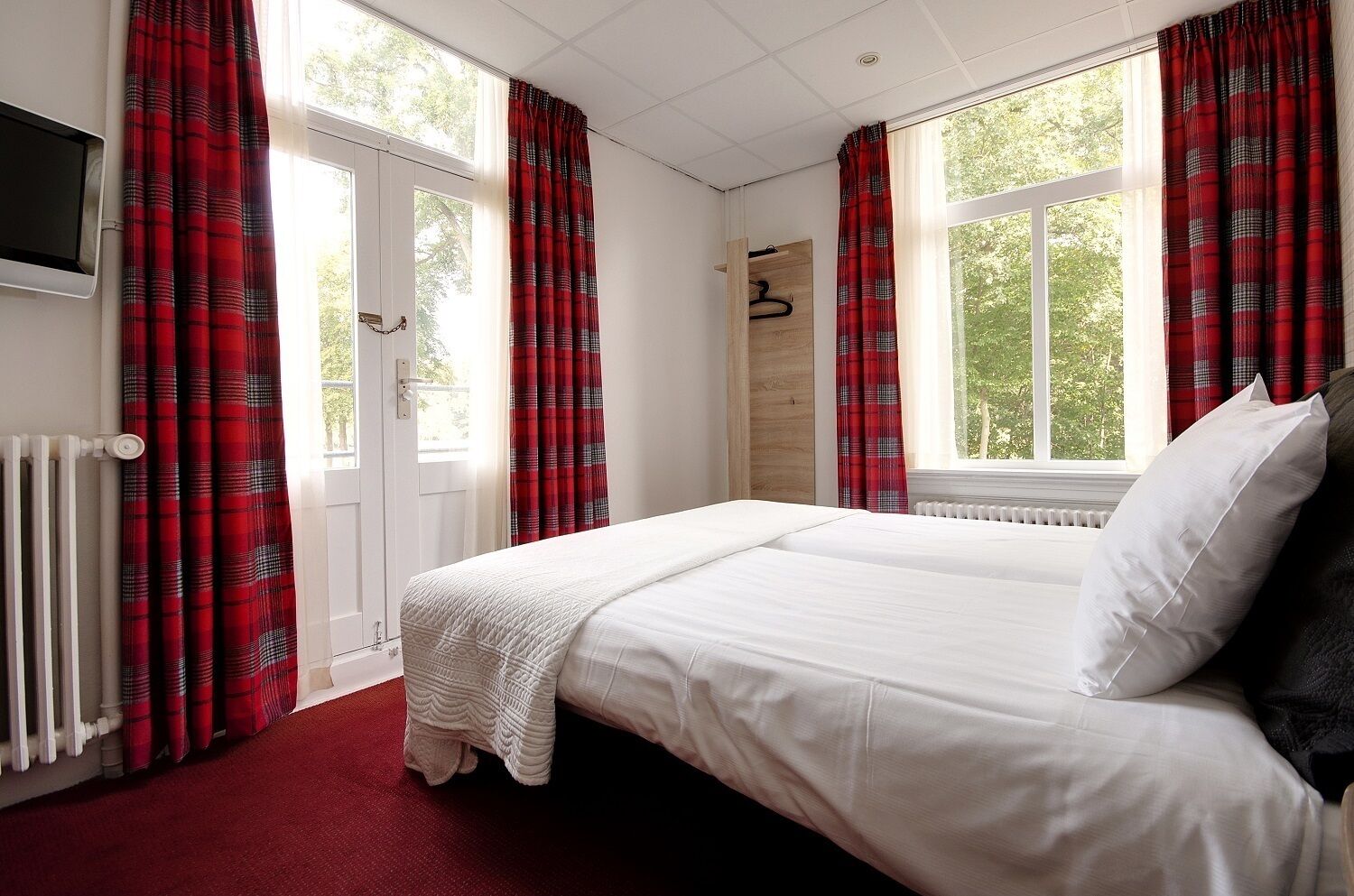 economy room, 2 single beds | 1 bedroom, soundproofing, free wifi, bed sheets
