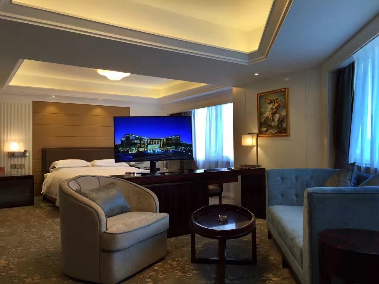 Flat-screen TV, pay films