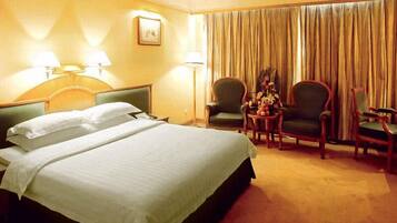 ميني بار وخزنة داخل الغرفة ومكواة/لوح كي وخدمة الإنترنت