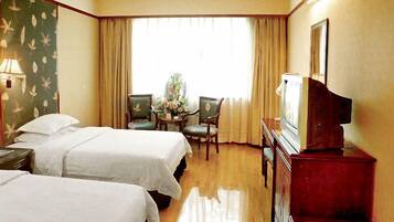 ميني بار وخزنة داخل الغرفة ومكواة/لوح كي وخدمة الإنترنت