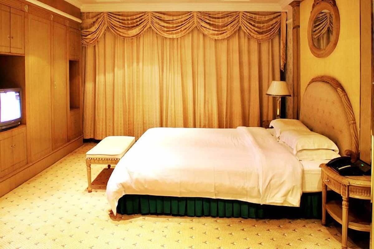 Deluxe suite | Minibar, in-room safe, iron/ironing board, Internet