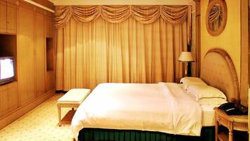 ميني بار وخزنة داخل الغرفة ومكواة/لوح كي وخدمة الإنترنت