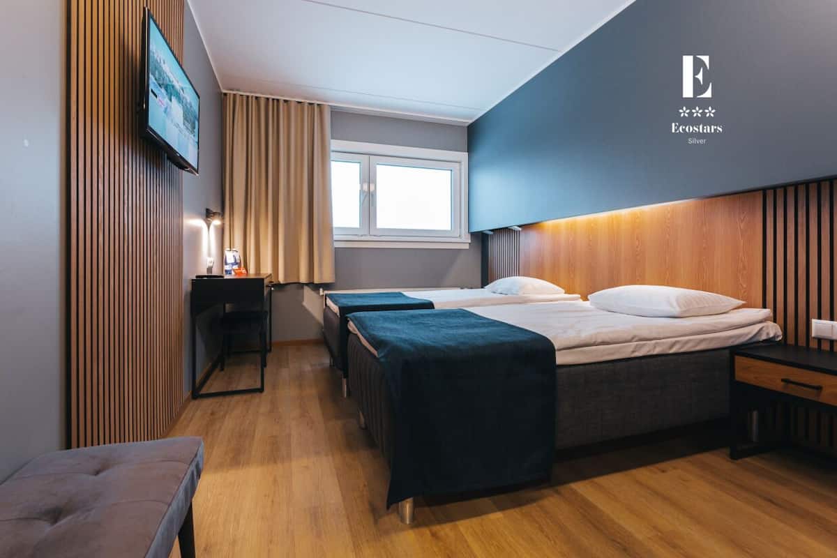 Escritorio, espacio para trabajar con laptop y cortinas blackout