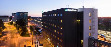 Fassade der Unterkunft – Abend/Nacht